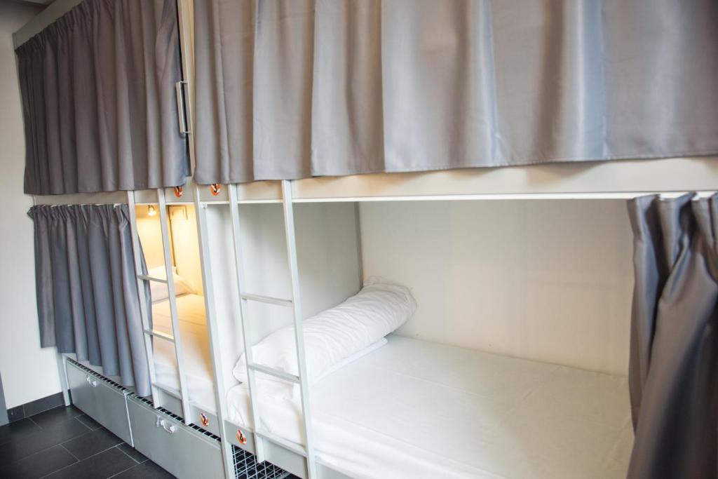 Cama en habitación compartida de 8 camas